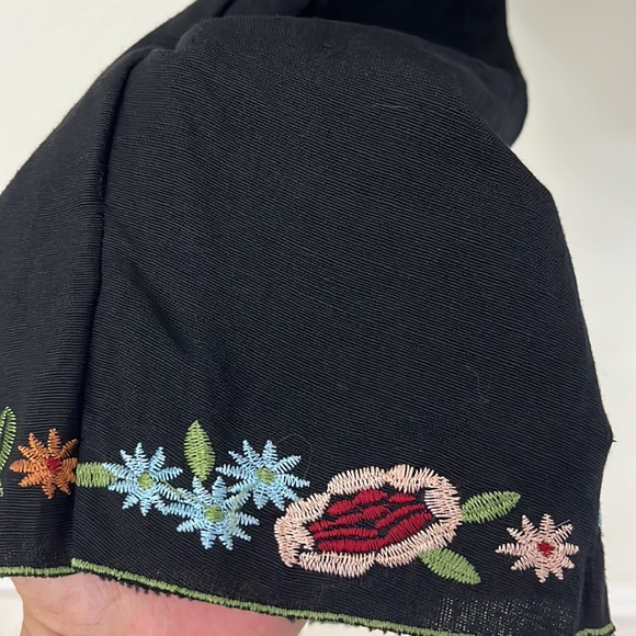 Mlle Gabrielle Womans Crop/capri Linen blend Black pants with embroidered hem 3X - Picture 10 of 16